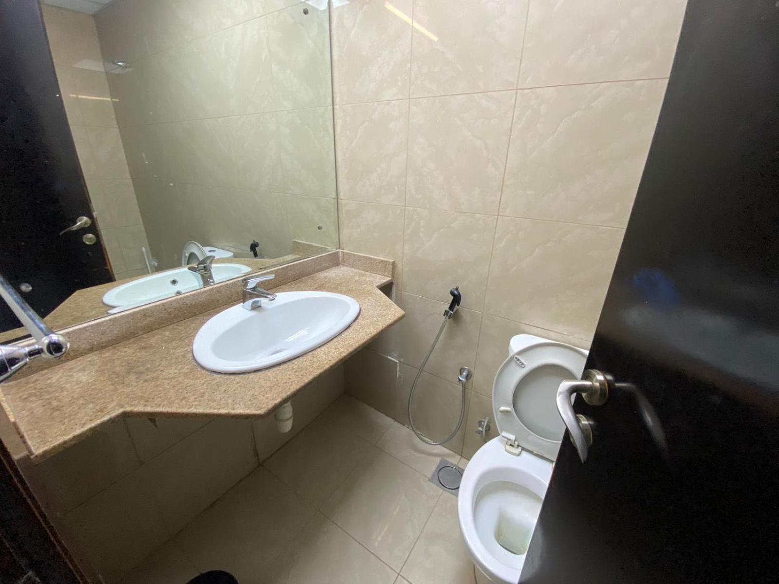 Budget Rooms With Private Bathroom For 'Girls' Only In Dubai, Marina 外观 照片