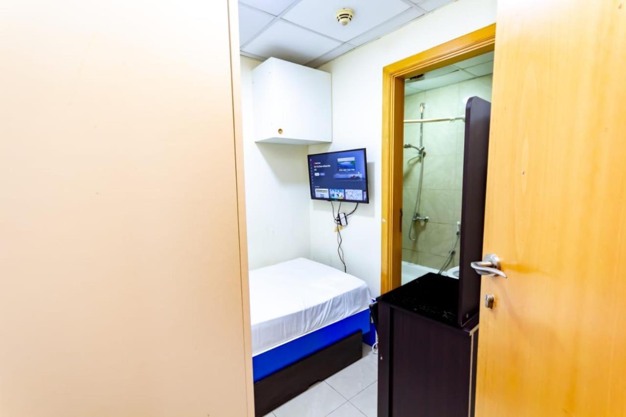 Budget Rooms With Private Bathroom For 'Girls' Only In Dubai, Marina 外观 照片
